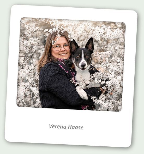 verana haase mit Hund vor Blütenbaum